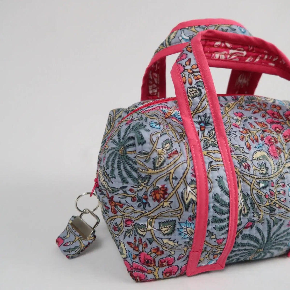 Grande trousse de toilette MAHÉ avec fermeture zippée fuchsia  