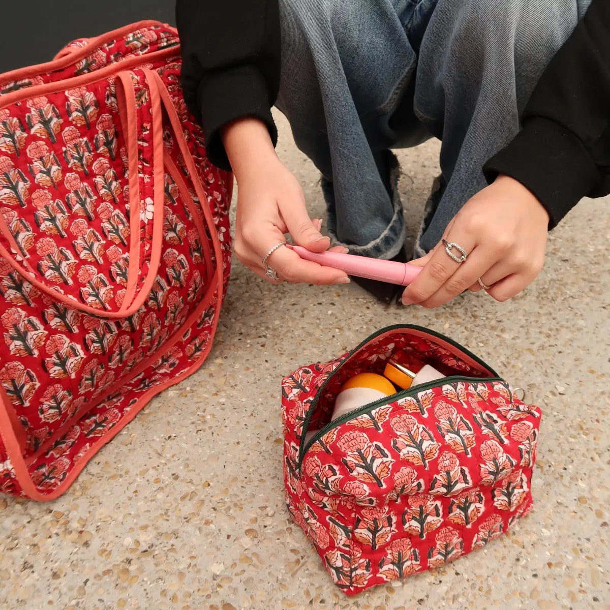 Mise en situation d'une moyenne trousse de toilette 