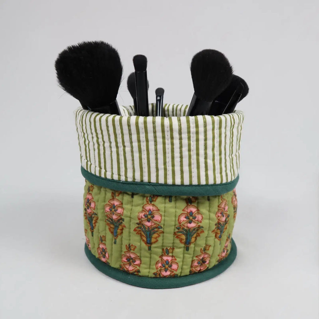 Mise en situation du Pot de déco DUBLIN avec des pinceaux à maquillage 