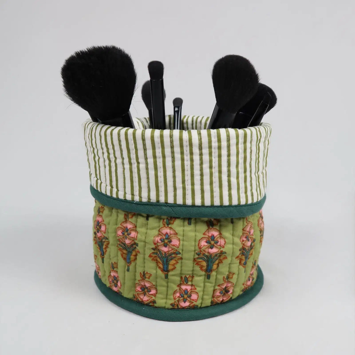 Mise en situation du Pot de déco DUBLIN avec des pinceaux à maquillage 