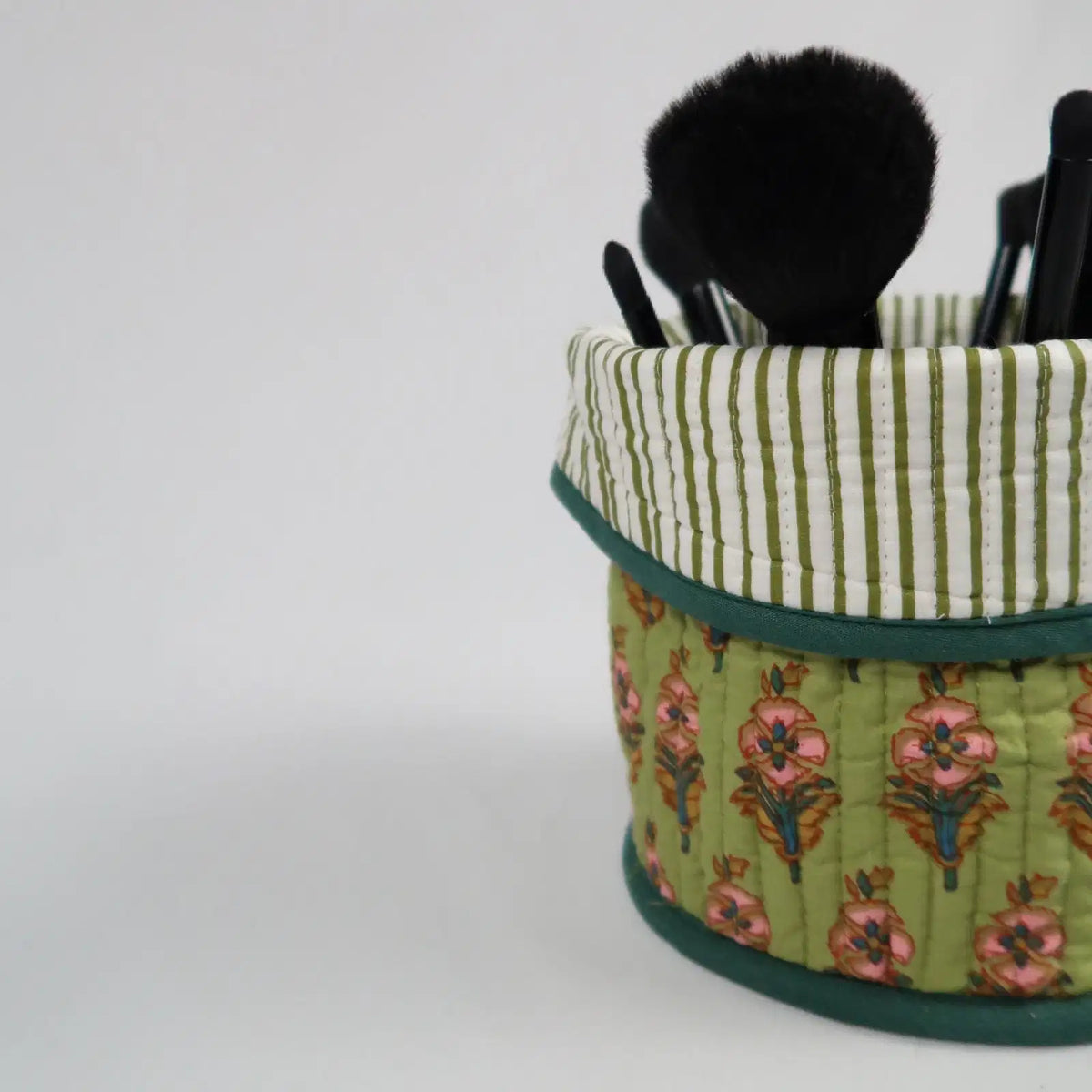 Mise en situation du Pot de déco DUBLIN avec des pinceaux à maquillage 