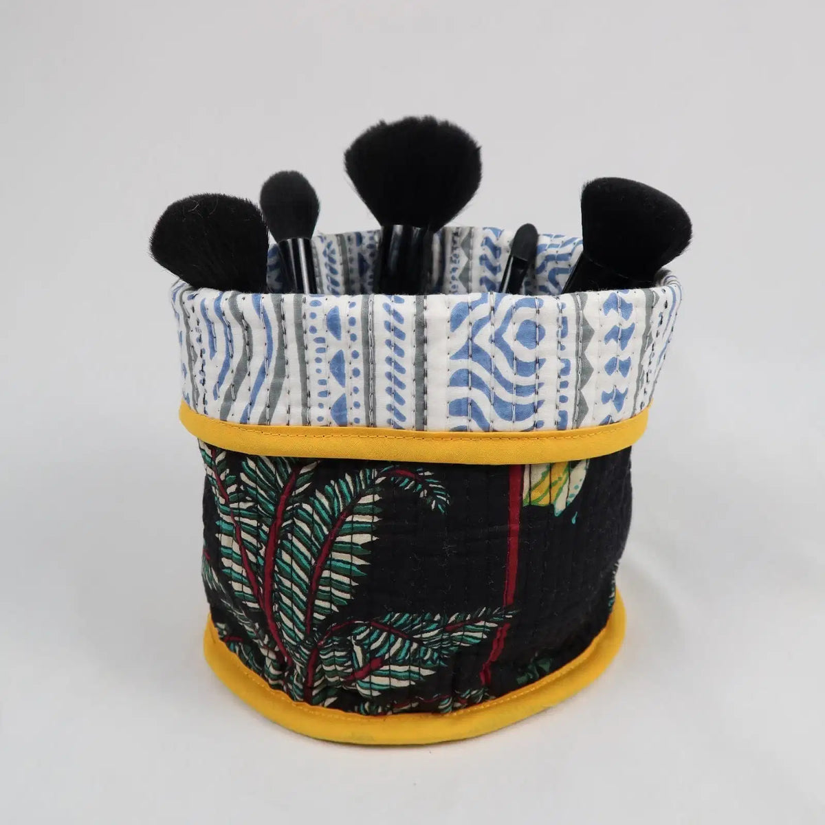 Mise en situation du Pot de déco KRUGER avec des pinceaux à maquillage
