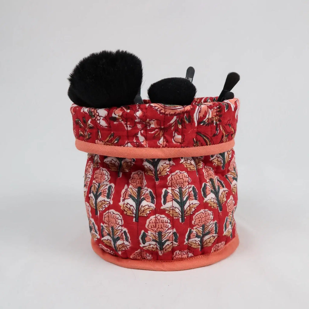 Mise en situation du Pot de déco LONDON avec des pinceaux à maquillage