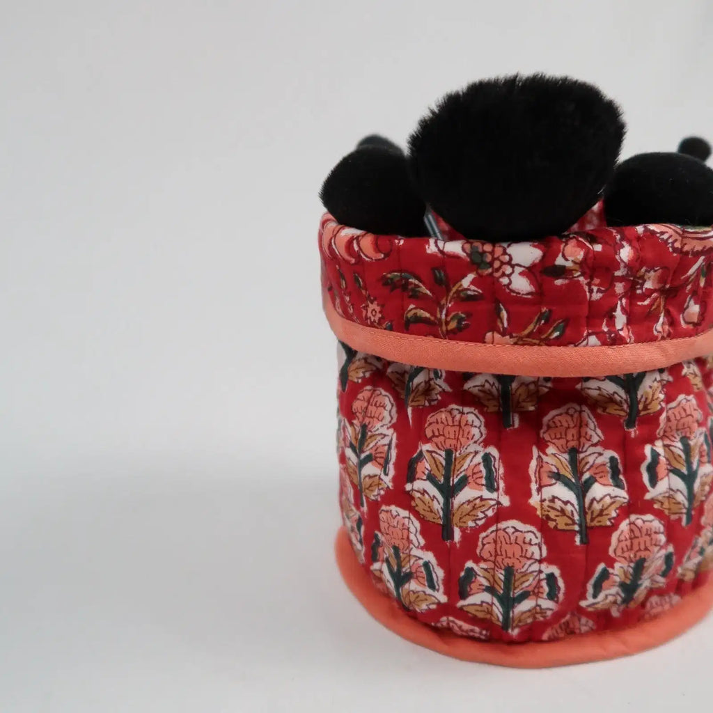 Mise en situation du Pot de déco LONDON avec des pinceaux à maquillage