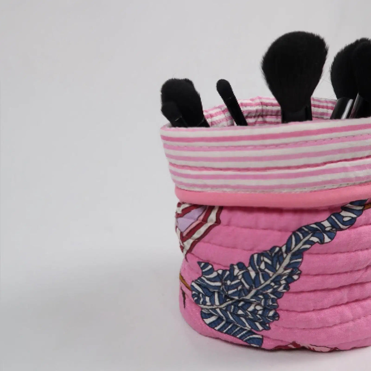 Mise en situation du Pot de déco LOS ANGELES avec des pinceaux à maquillage