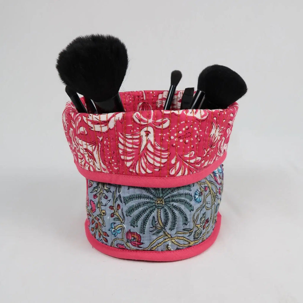 Mise en situation du Pot de déco MAHÉ avec des pinceaux à maquillage