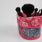 Mise en situation du Pot de déco MAHÉ avec des pinceaux à maquillage