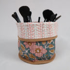 Mise en situation du Pot de déco PARIS avec des pinceaux à maquillage