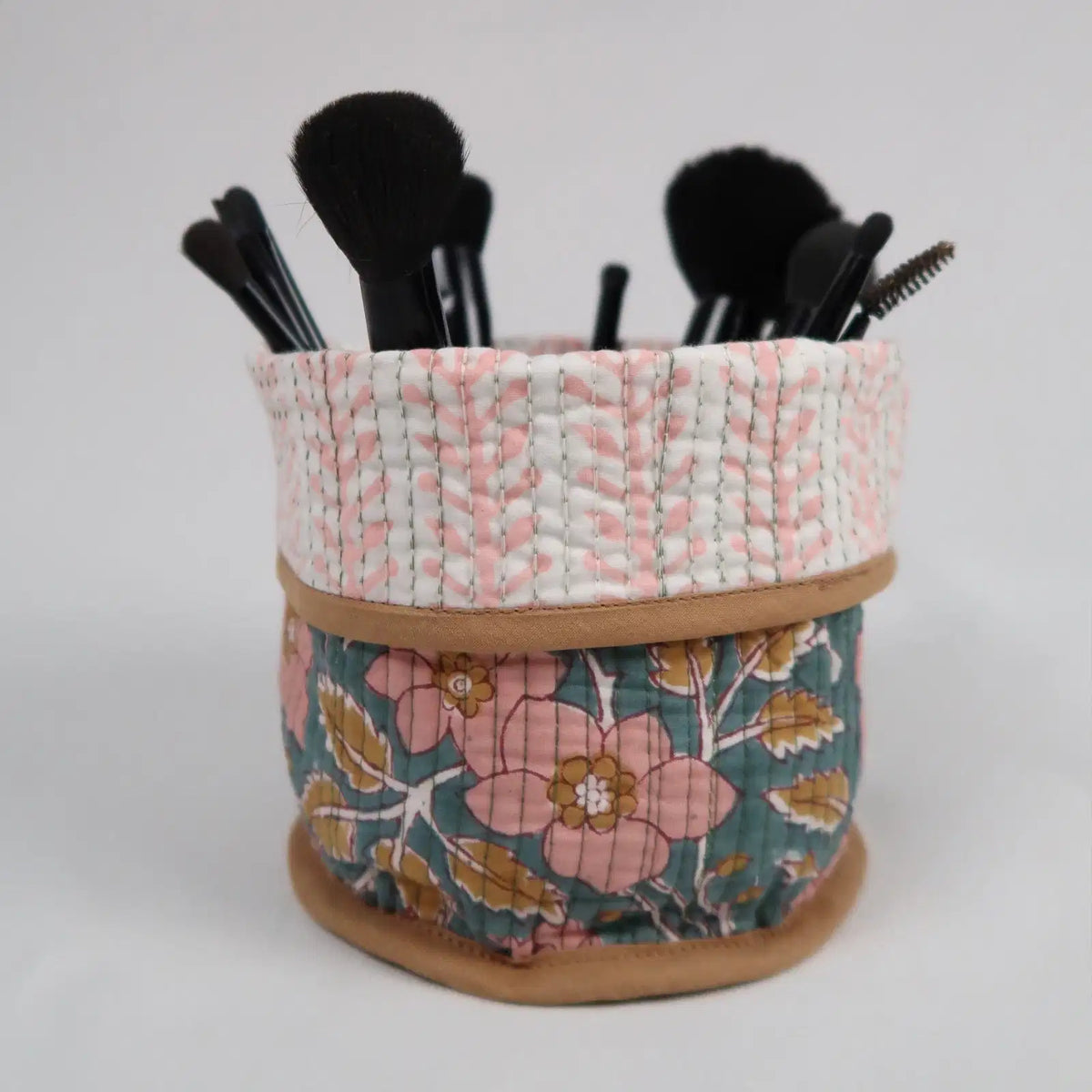 Mise en situation du Pot de déco PARIS avec des pinceaux à maquillage