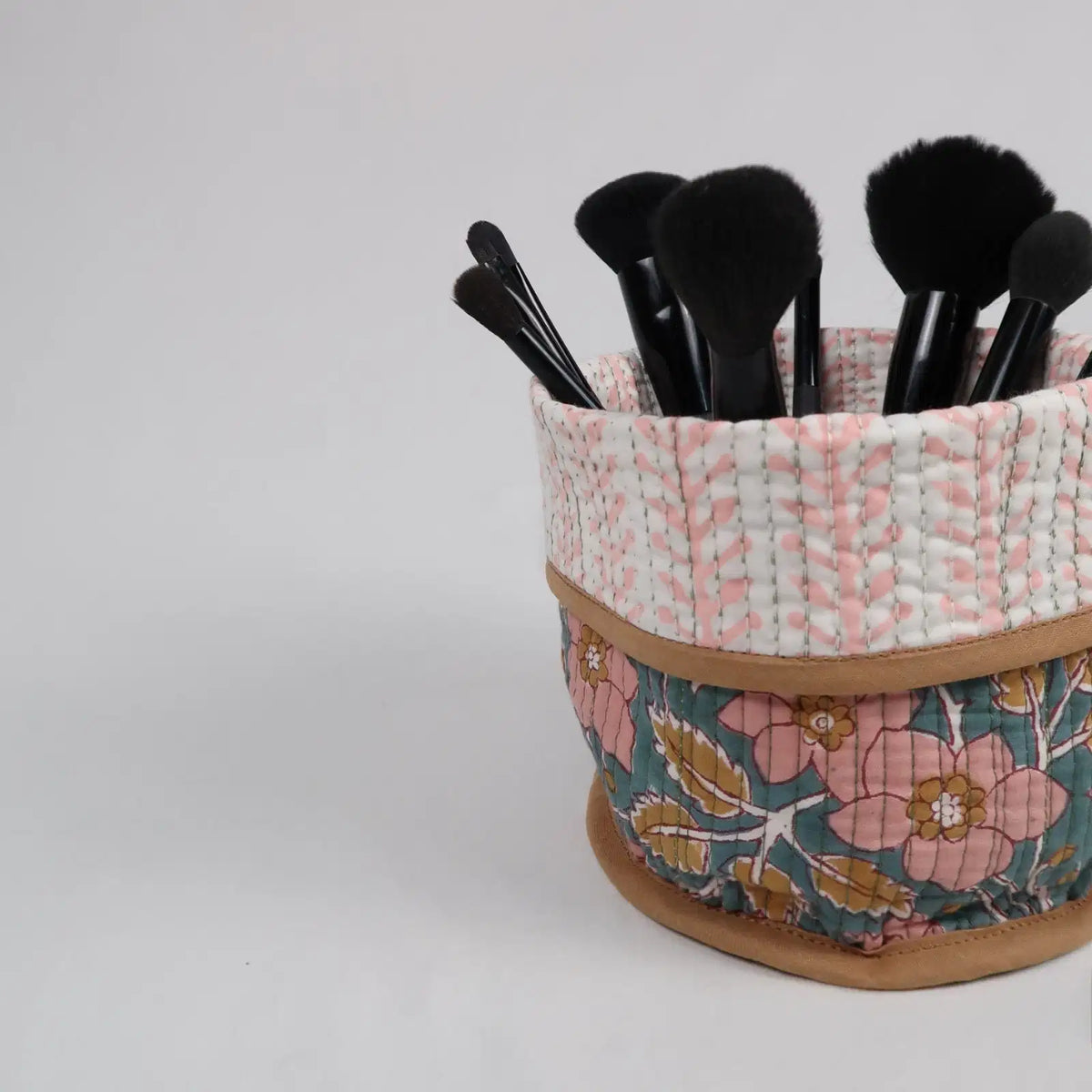 Mise en situation du Pot de déco PARIS avec des pinceaux à maquillage