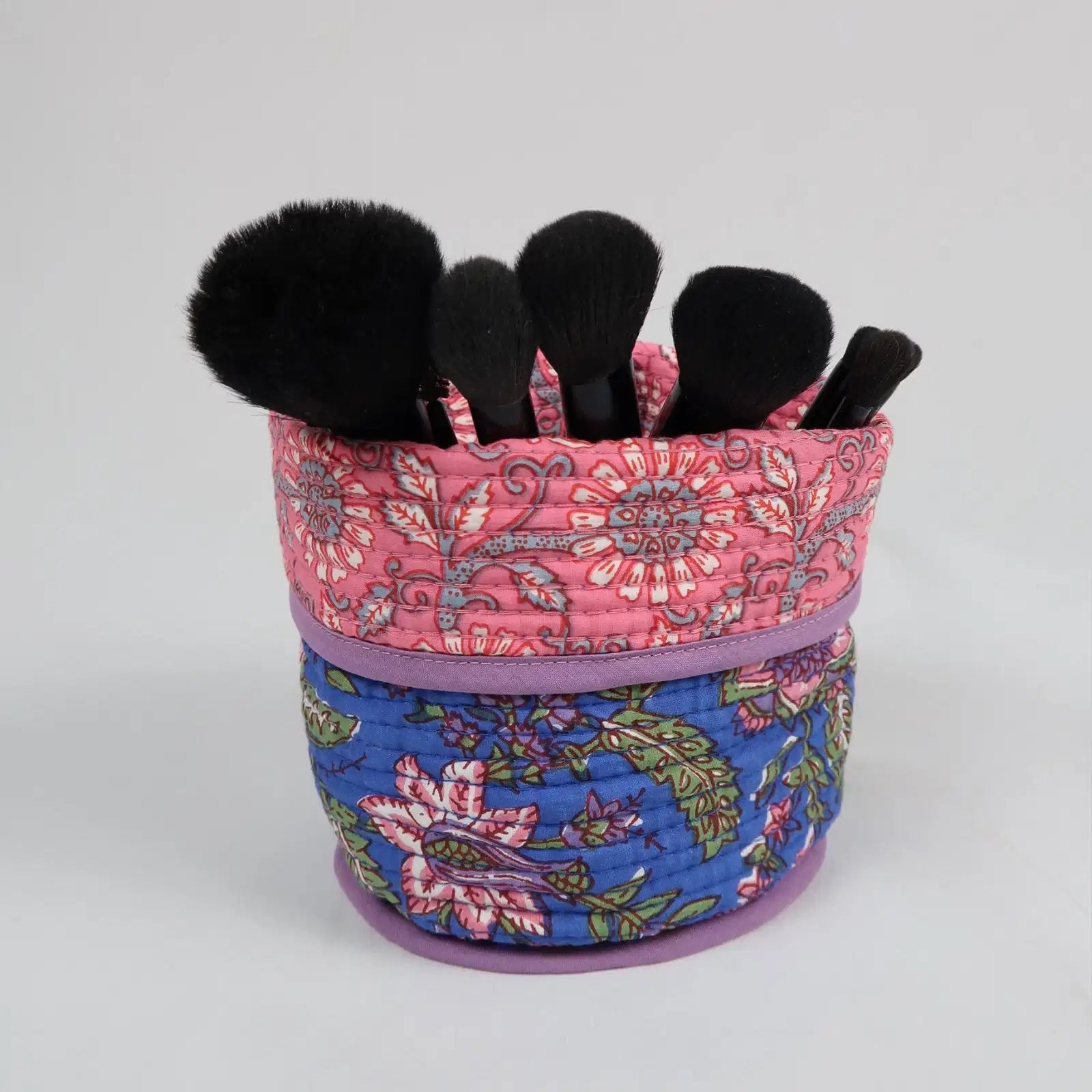 Mise en situation du Pot de déco PONDICHERY avec des pinceaux à maquillage