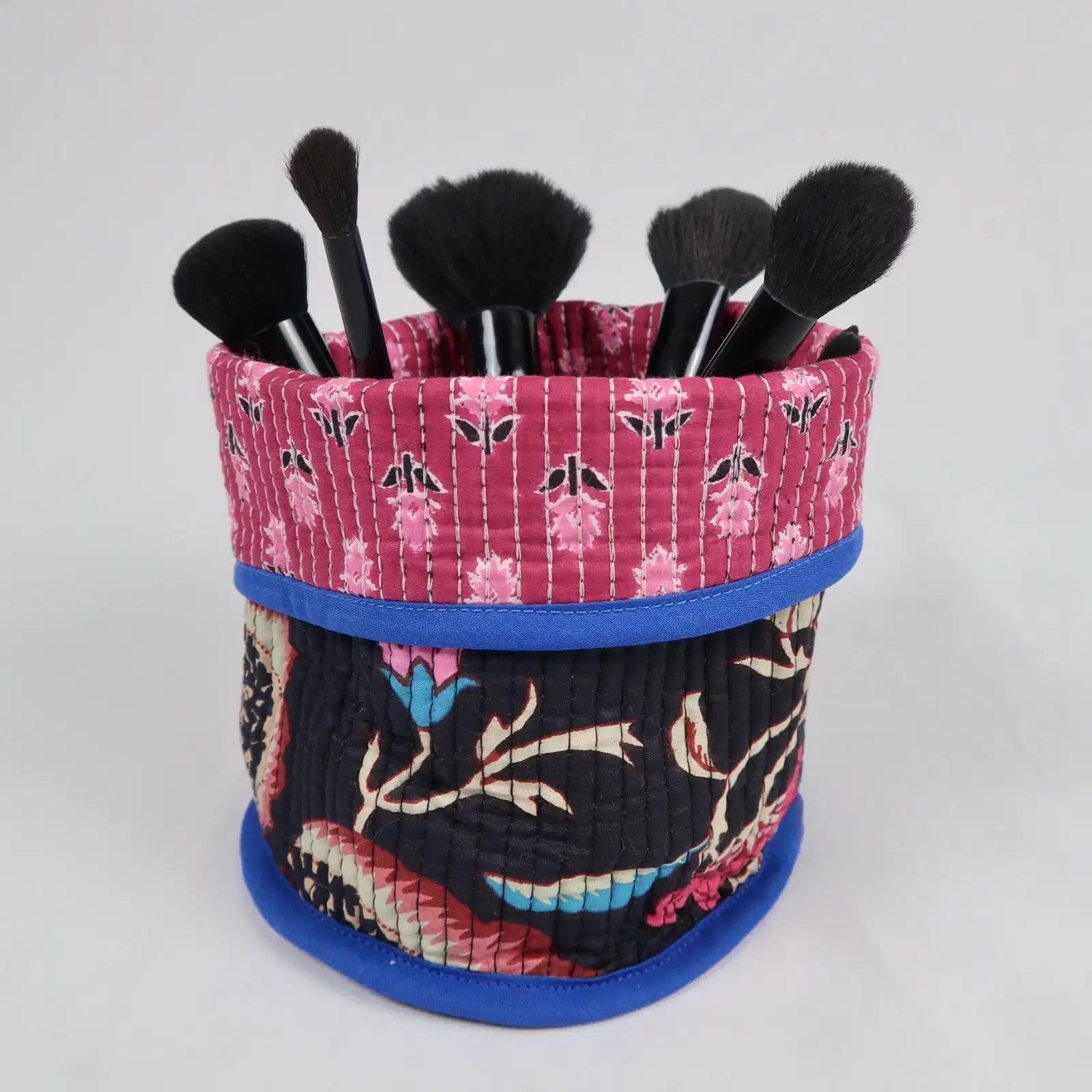 Mise en situation du Pot de déco VICTORIA avec des pinceaux à maquillage