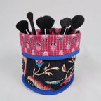 Mise en situation du Pot de déco VICTORIA avec des pinceaux à maquillage