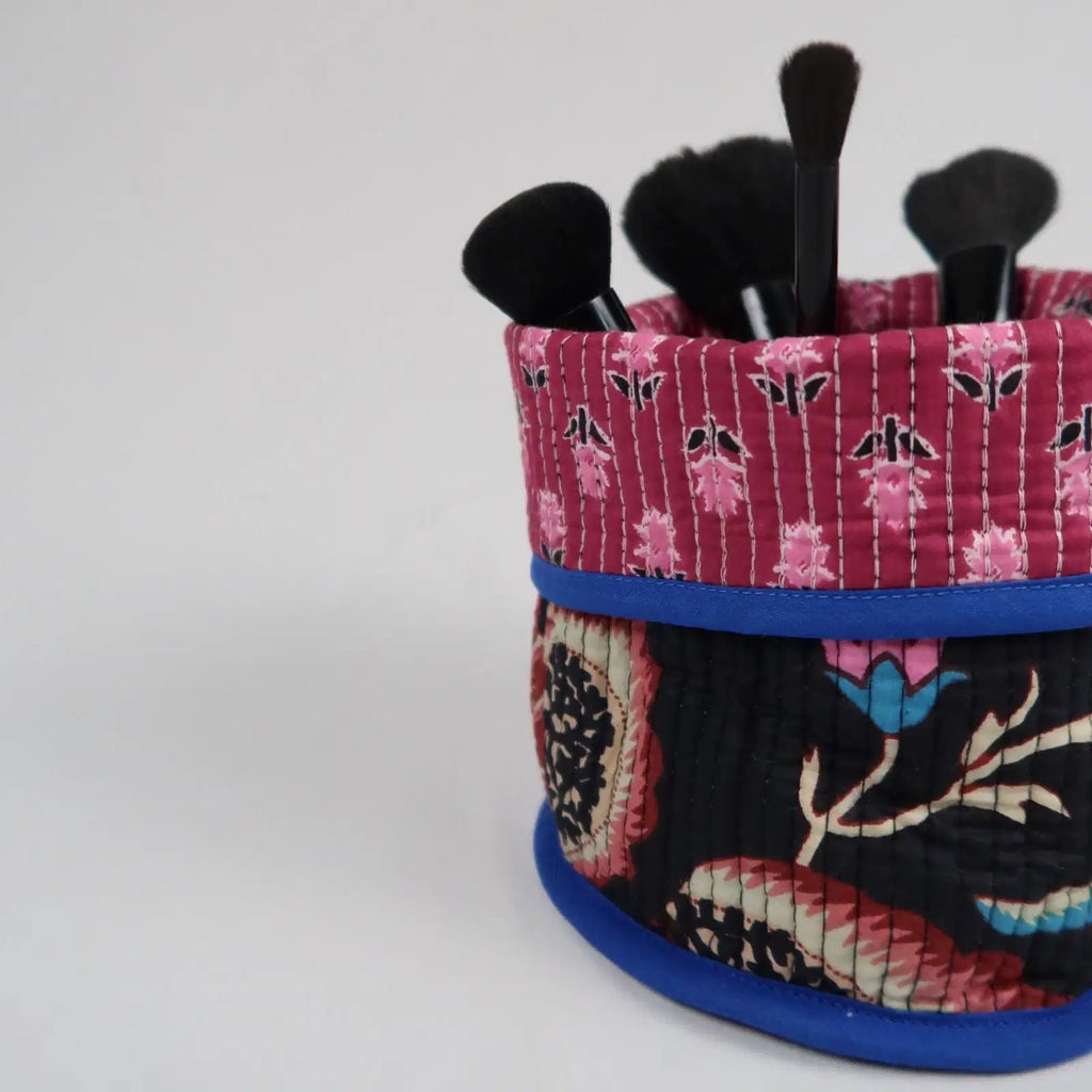 Mise en situation du Pot de déco VICTORIA avec des pinceaux à maquillage