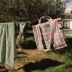 Sac KOCHI posé sur un fil à linge avec un maillot de bain et une serviette assortis