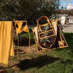 Sac KRUGER posé sur un fil à linge avec un maillot de bain et une serviette jaune assortis