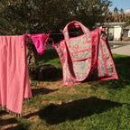Sac MAHÉ posé sur un fil à linge avec un maillot de bain et une serviette assortis