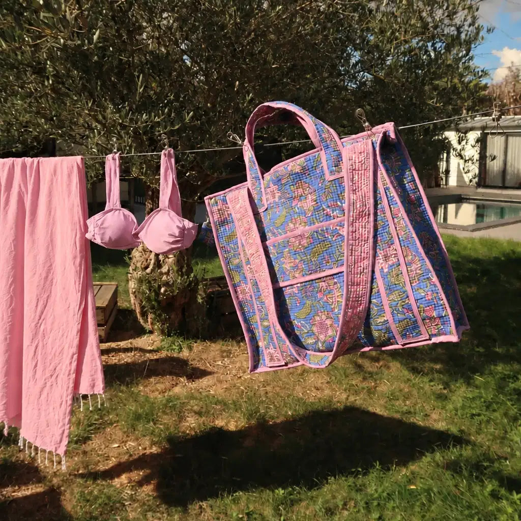 Sac PONDICHERY posé sur un fil à linge avec un maillot de bain et une serviette assortis